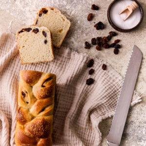 brioche aux raisins coupée