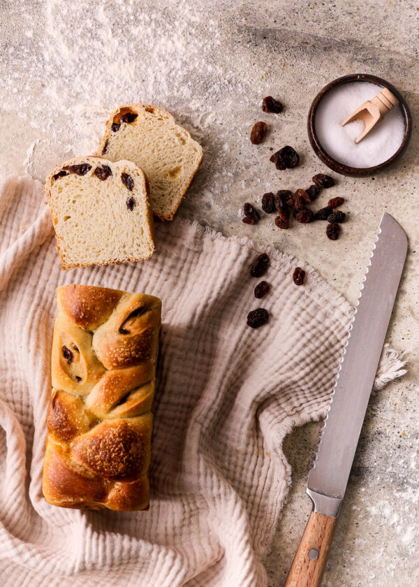 brioche aux raisins coupée